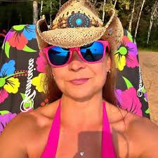 Taking over the world 😂 Astronomer CEO Andy Byron and the company's Chief  People Officer, Kristin Cabot, were caught in an awkward moment when “kiss  cam” landed