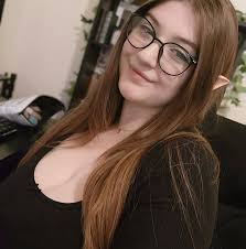 Ive been looking into homemade vegan cheese alternatives and thought this  looked simple and delicious! Cashews work really well at mimicking that  sweet, savory cheese taste 😋