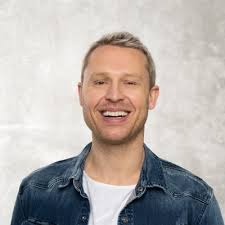 It's Linkedin official! Momentum Data is now my longest tenure at any  company, after 4 years 9 months as a Criteo I'm now 4 years 10 months at  Momentum Data. 📅 From