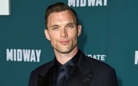 He has athletic body physic with 48 inches chest, 34 inches waist, and 18 inches biceps. Ed Skrein Lifestyle Age Height Weight Family Wiki Net Worth Measurements Favorites Biography Facts More Topplanetinfo Com Entertainment Technology Health Business More