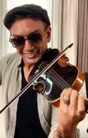 موزیک ویدئو بیکلام بسیار زیبا،اثر استاد شادمهر عقیلی..., هیچ چیز زیبا تر از  نیست،وقتی ساز زدن شخصیتی رو نگاه میکنی،که سهم بزرگی از دلیل ورود بسیاری از  موزیسین های ما در زمینه ی موسیقی متعلق به اوست.و ...