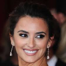 Her acting career started from the age of 16 when she was signed by an agent. Swashvillage Penelope Cruz Biografie
