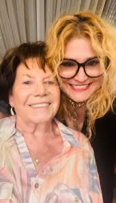 Je présente￼ des personnes adorables qui sont venues me rencontrer au  restaurant qui me suivent, cela fait longtemps, c'était que du bonheur  vraiment de très belles rencontres🙏😇 Merci beaucoup à vous