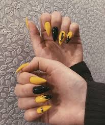 Las uñas acrílicas o artificiales pueden ocasionar ciertos problemas por su colocación y posterior uso cotidiano. Pin De Karly Gr En Nails Manicura De Unas Unas De Maquillaje Unas Postizas De Gel