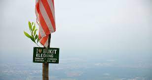 Tar track all the way to peak. Take A Hike In Kledang Part I Time To Exercise Ipoh Secrets