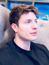 I relate to Cornelia Street so badly it hurts. It perfectly describes how I  feel about someone. Anyone feel this way about any of Taylors songs?