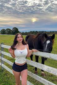 Sophie mudd | American high paid model, social media influencer | Fashion  clothes women, Beautiful curvy women, Model