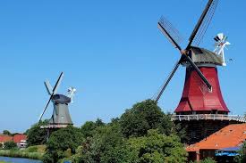 Der frische wind bringt die salzige gesunde luft von der see und mit stetigem rückenwind rollen die räder schon fast von allein. Sehenswurdigkeiten In Krummhorn Greetsiel An Der Nordseekuste