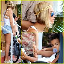 African braids styles african braids hairstyles braided hairstyles beyonce braids beyonce coachella queen bee beyonce beyonce and jay z beyonce formation tour beyonce style. Beyonce Flaunts Longer Hair At Lunch With Jay Z Blue Ivy Beyonce Knowles Blue Ivy Carter Celebrity Babies Jay Z Just Jared