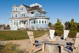 Seaside home designs focus on beach and waterfront views, while their floor plans reflect informality. Dreamy Seaside Home In Maine With New England Style Architecture