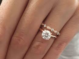 Bague de fiançailles or et diamant : La Bague De Fiancailles La Plus Populaire Sur Pinterest Est Un Solitaire Biba Magazine