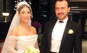Ak parti i̇zmit i̇lçe yöneticisi nihal adar oğlunu evlendirdi. Ali Atay Ve Hazal Kaya Evlendi