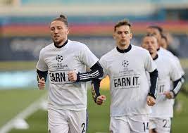 .leeds players wore shirts that read champions league: C Sgeupx3y6km