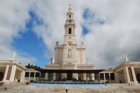 Fue el 13 de mayo de 1917 que tres niños pastores del pueblo de fátima en portugal, lucía, francisco y jacinta, recibieron varios mensajes de la virgen maría. Mi Visita Al Santuario De La Virgen De Fatima La Trotamundos