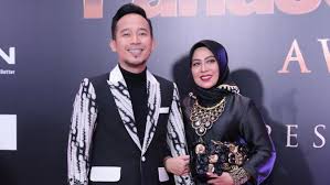 Denny cagur melaporkan sang ibunda meninggal dunia pukul 08.45 wib di rumah sakit sentra medika ibunda denny cagur sempat mengidap penyakit diabetes dan mengakibatkan gagal ginjal. Dikabarkan Meninggal Istri Denny Cagur Sudah Kembali Kerja Showbiz Liputan6 Com