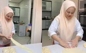 Bapa kepada penyanyi dan selebriti usahawan, siti sarah, raisuddin hamzah, turut bersedih dan bimbang dengan keadaan anaknya yang kini masih belum sedar dan berada di unit rawatan rapi (icu), hospital perubatan universiti kebangsaan malaysia (hukm), cheras sejak semalam. Bapa Jual Roti Canai Siti Sarah Kongsi Cerita Ketika Kegawatan Ekonomi Gempak