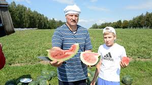 Новый портал запустили 9 февраля. Lukashenko Bez Usov I Za Uborkoj Arbuzov Kakie Arhivnye Foto Mozhno Najti Na Obnovlennom Sajte Prezidenta
