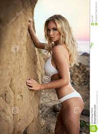 Leuke sexy blonde vrouw stock afbeelding. Image of bikini - 43117659