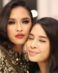 My baby sister just turned 22 ❤. I wished I could have frozen you in time  and made you remain 12. I used to call her baby akak sayang. But now I