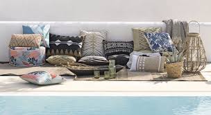 Ciò che li caratterizza è l'angolo tondo dalla silhouette delizioso cuscino sedia rotondo con la sua soffice imbottitura e 2 pratici laccetti per fissarlo alla sedia. Cuscini Da Esterno Con Stampa Nera E Bianca 45 Cm X 45 Cm Ovata Maisons Du Monde