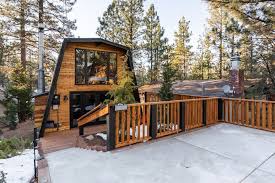 5 bedrooms + convertible beds, 4 baths, maximum occupancy 16, 3 story log style home, 2 fireplaces, lake and forest views. 12 Dreamy Luxury Cabins And Airbnbs In Big Bear The Evolista