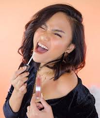 5 Beauty Vlogger Indonesia Yang Populer Sociabuzz Her channel is basically focussed on reviews of cosmetic products, beauty tips and tricks for her loyal subscriber base. 5 beauty vlogger indonesia yang populer