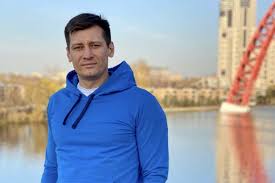 Политик сообщил, что не знает формального повода. Siloviki Prishli S Obyskom Na Dachu K Politiku Dmitriyu Gudkovu Mbh Media