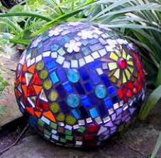 Chipped tile mosaic ball small chipped tiles are arranged around this bowling ball to create this classic mosaic design. 230 Mosaics Bowling Balls Ideas Mosaic Bowling Ball Bowling Ball Art Mosaic Garden