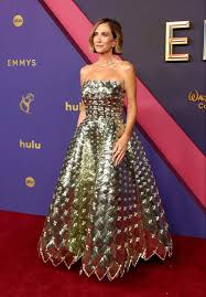 Kristen Wiig at the emmys looks gorgeous in my fav look of the night so  far. Perfect hair, perfect jewellery, this dress is giving medieval  housewife goes to a gala and I