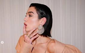 Her musical career began at age 14, when she began covering songs by other artists on youtube. 5 Cara Tampil Gaya Dengan Rambut Bob Mau Seperti Dua Lipa Cantik Tempo Co