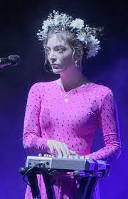 Vor ihrem deutschlandkonzert verrät sie, warum sie kein idol sein will, sie anzüge und dunklen lippenstift trägt. Lorde Wikipedia