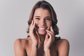 La Donna Messa Nuda Adorabile Che Abbraccia Delicatamente I Suoi Mariti  Mette Immagine Stock