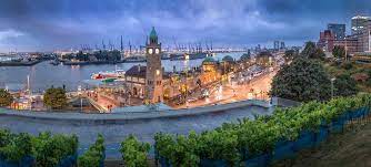 Brückenschiff), die durch brücken mit dem festland. Panorama Hamburg Landungsbrucken Bei Nacht Harald Nachtmann Hamburg Landungsbrucken Landungsbrucken Hamburg Hafen