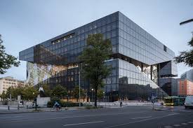 Das grundstück liegt mitten in einem ruhigen, gewachsenen wohngebiet in unmitbarer waldnähe und fußläufig zum öffentlichen önv. Axel Springer Medienhaus Von Rem Koolhaas Die Schlucht Buros