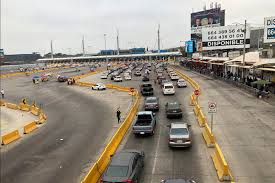 Desperation as migrant traffic piles up on mexico's border with the united states. Us Crackdown On Mexico Border Travel Amid Covid 19 Causes Long Waits