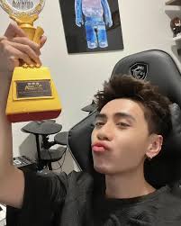 Chiếc cúp thứ 2 Hùng nhận tại ThaiLand 🙏… Cám ơn Muzik và tất cả mọi người  rất nhiều ! ผมจะพยายามขอบคุณทุกคนมากครับ 💙🔥💙