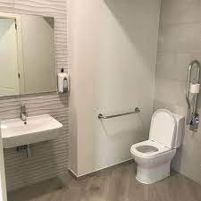 Maniglione di sicurezza con contenitore per bagno disabili. Quanto Costa Adattare Il Bagno Per Disabili Prezzo E Preventivi Online Habitissimo