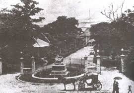 ภาพด านหน าสถานกงส ลอ งกฤษเด ม ท ปรากฏอน สาวร ย สมเด จพระนางเจ าว กตอเร ย ร มถนนเจร ญกร งก อนท ทางอ งกฤษจะขายท ด นให ก บร ฐบาลไทย และเอาเง ภาพเก า ภาพ อด ต