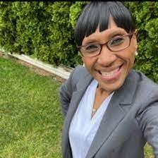 Lora Rowe's Instagram, Twitter & Facebook