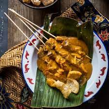 Sate Padang Sate Padang Beef Satay Served With Thick Curry Like Sauce So Delicious You Have To Try It Beef Recipes Sate Padang Beef Satay Beef Recipes