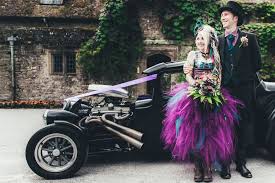 Hochzeitskleid oben frei in weiss mit schleier und weisse schuhe. Steam Punk Hochzeit In England Punk Hochzeit Steampunk Hochzeitskleid Fee Brautkleid