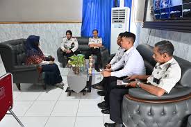 Disdik Sinjai Perkuat Sinergi Antarinstansi Sekretaris Dinas Pendidikan  Kabupaten Sinjai, Dian Purnamasari, menerima kunjungan kerja Balai  Pemasyarakatan (Bapas) Kementerian Imigrasi Wilayah Bone dalam rangka  penjajakan Perjanjian Kerja Sama (PKS ...