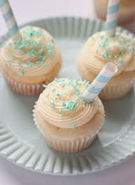 White Wedding Cupcakes With Buttercream Icing My Neighbor Says This Is The Best Buttercream Frosting For Cupcakes Homemade Buttercream Frosting Cupcake Cakes