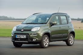 Köşeli farlar, plastik kaplamalı pratik özelliklere sahip şehir otomobili olarak tanımlanabilir. Fiat Panda 4x4 Review Heycar