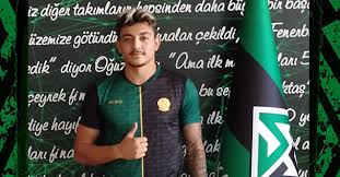 Göğüs sponsoru bulamamaktan şikayetçi olan yönetim, aldığı kararla takımı sahaya 'kiralık' yazan formayla çıkardı. Alpay Kocakli Sakaryaspor Da