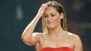 Helene fischer is a famous leading german singer, actress, dancer and television presenter who has won numerous awards including seventeen echo awards and three bambi awards. Grosse Sorge Um Helene Fischer Schon Wieder Konzert Absagen