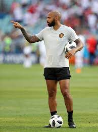 En cette période insurrectionelle, le pouvoir prend peur et cherche. Ein Spezielles Duell Fur Thierry Henry
