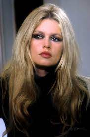 Reconocida por ser icono de la moda y símbolo sexual de mediados del siglo xx. Brigitte Bardot Face Bardot Hair Bridget Bardot Brigitte Bardot