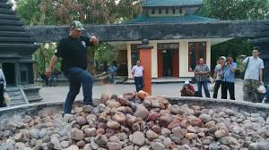 Api abadi kayangan api sobre kayangan api. Batu Kayangan Api Jalan Di Sini Harus 2 Kali Kalau Tidak Nggak Bisa Pulang Benar Nggak Ya Halaman 4 Tribun Travel