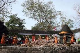 The name of kayangan api is a fire source that never die, located in the forest in sendangharjo village, ngasem district, a village that has about 42,29. Kahyangan Api Bojonegoro Semakin Menor Antara News Jawa Timur